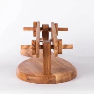 Drveni stalak za pršut izrađen od hrastovine